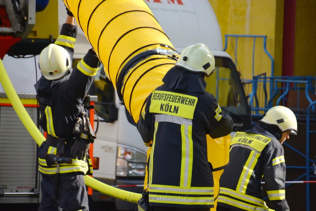 Grossfeuer Poco Lager Koeln Porz Gremberghoven Hansestr P591.JPG